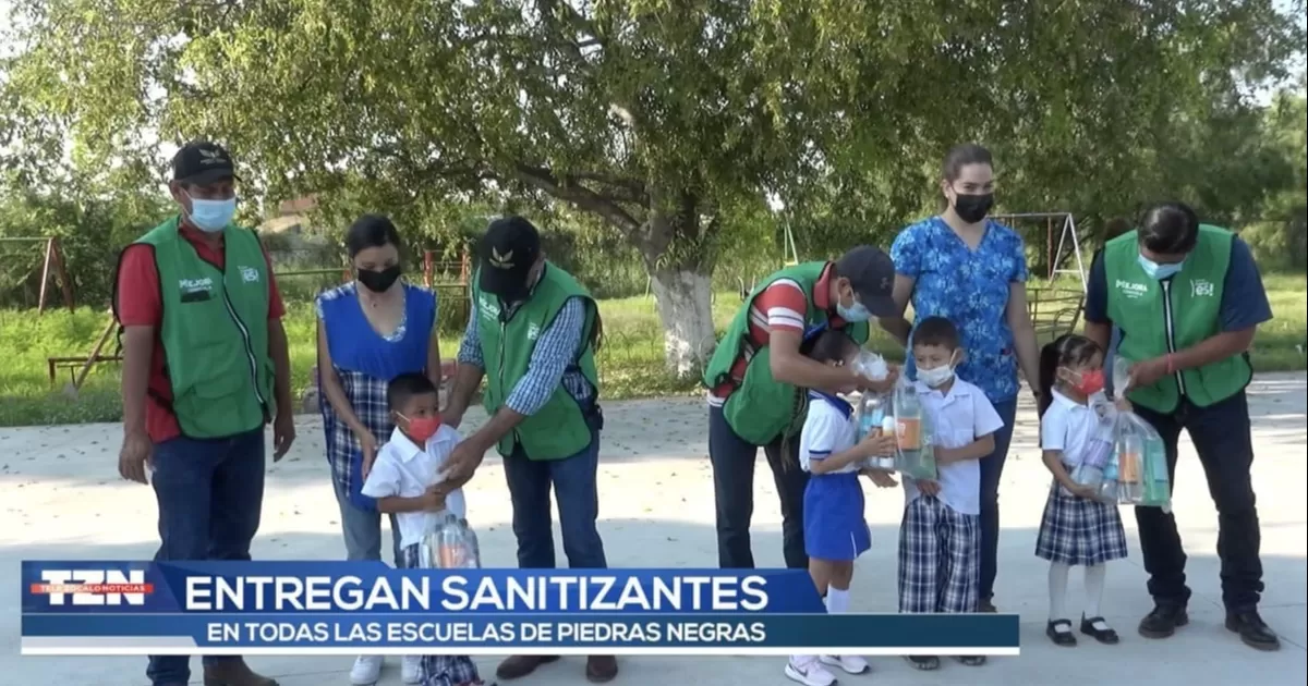Entregan productos sanitizantes en escuelas de Piedras Negras