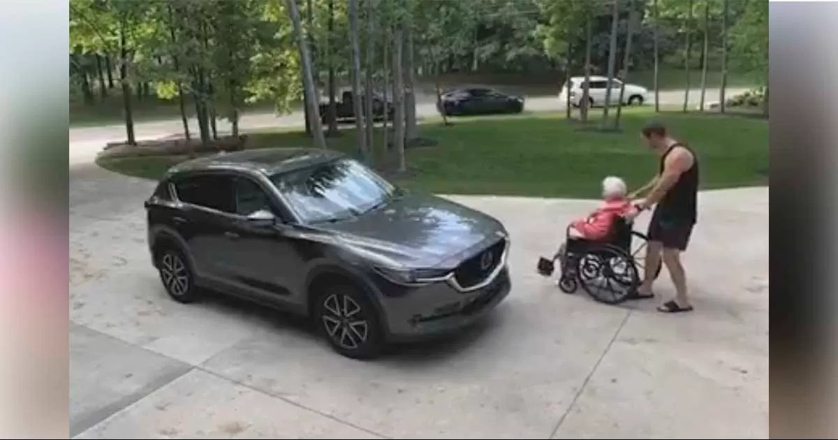 Olvida poner freno a silla de ruedas y abuelita sufre grave accidente.