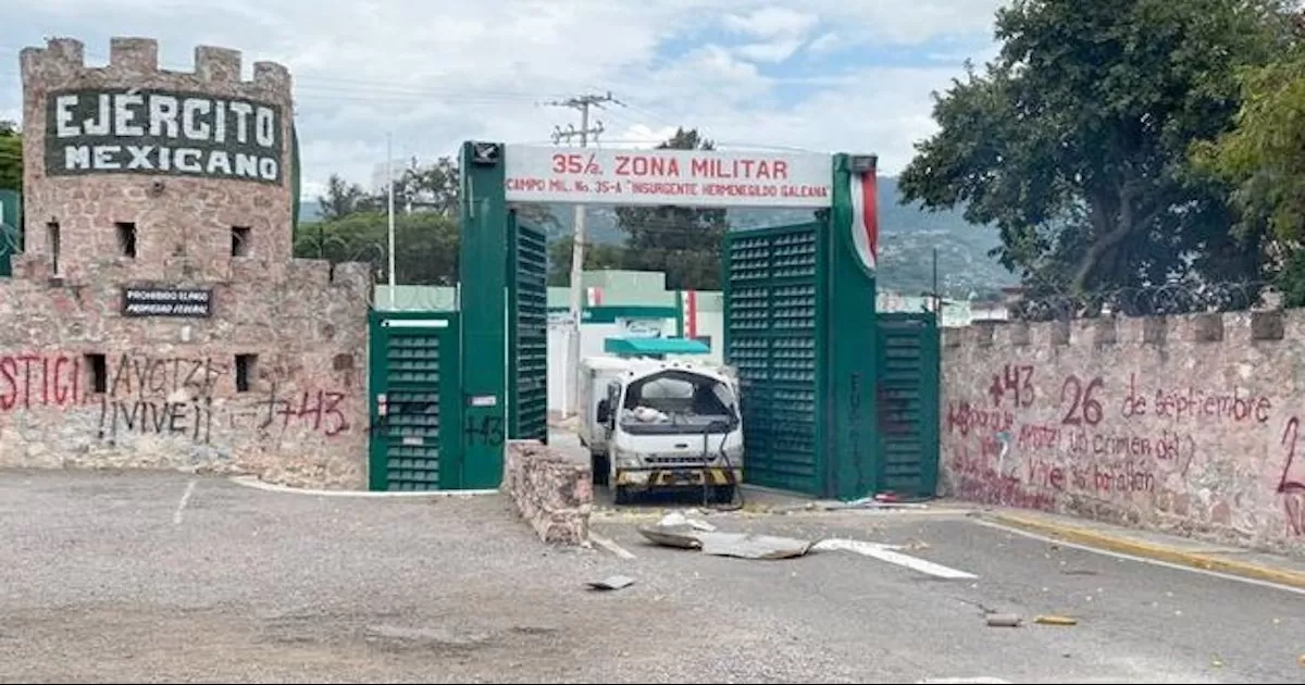 Padres de los estudiantes desaparecidos realizaron un mitin en el que exigieron a las autoridades la ejecuciÃ³n de las 83 Ã³rdenes de aprehensiÃ³n.