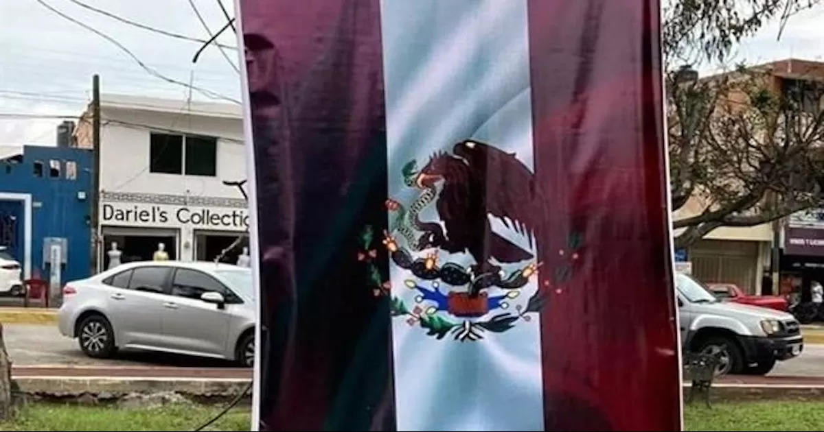Colocan banderas mexicanas en Nayaritâ€¦Â¡color guinda!