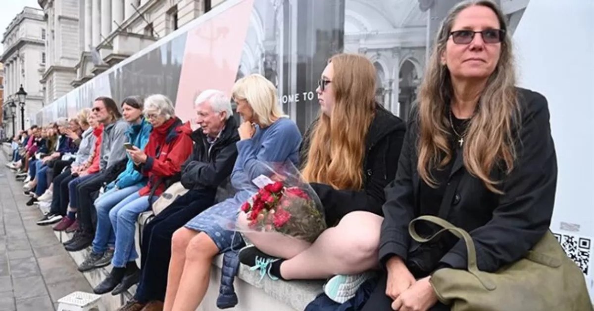 Miles de personas hacen fila en Londres para la capilla ardiente de Isabel II