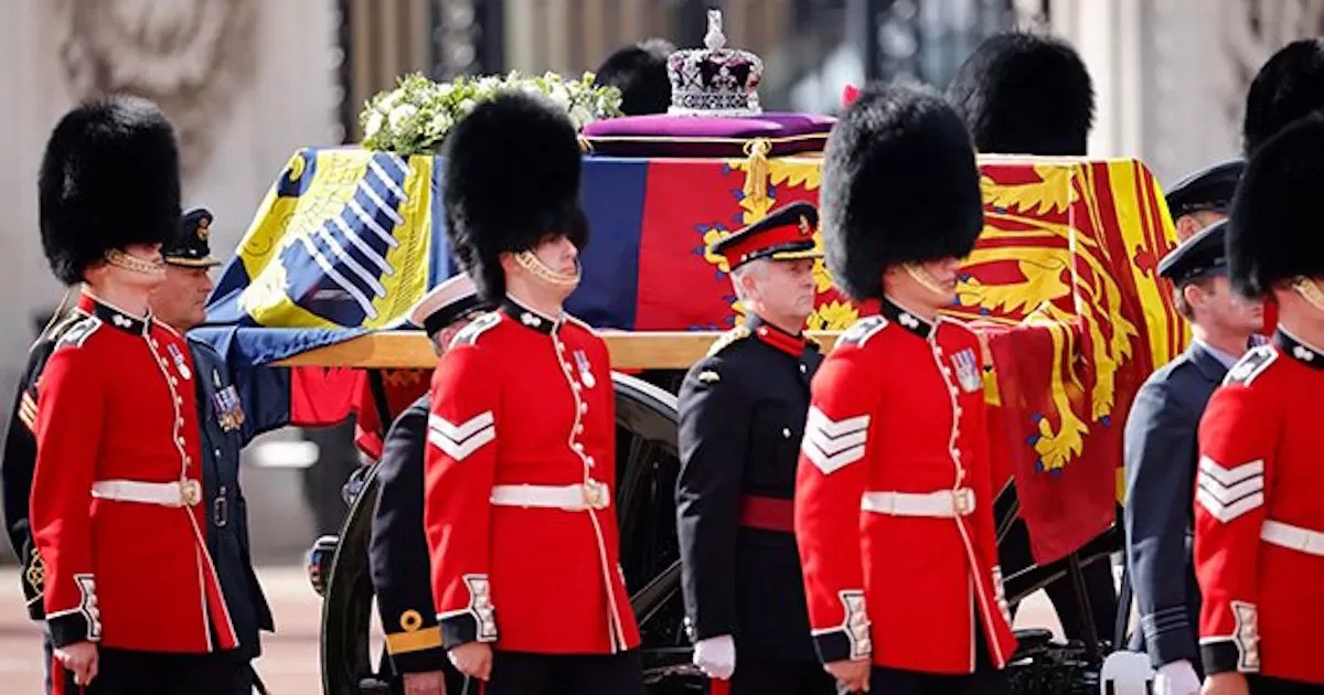 El fÃ©retro de la reina Isabel II llegÃ³ a Westminster, donde se llevÃ³ a cabo una misa a cargo del arzobispo de Canterbury, Justin Welby