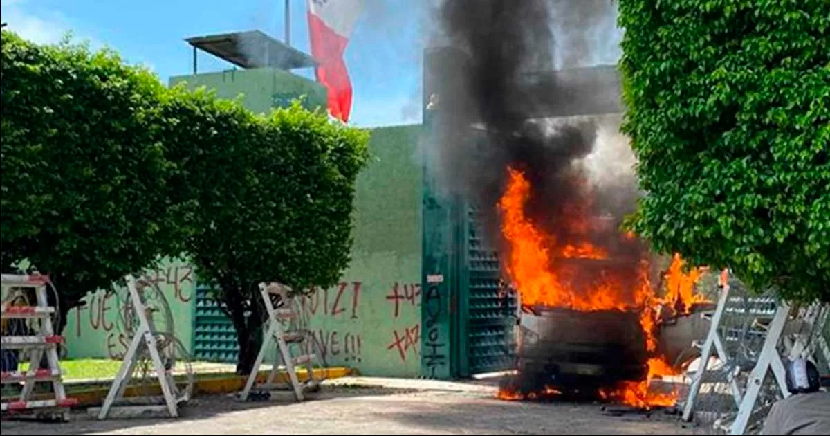 Por segundo día, normalistas atacan instalaciones del Ejército en Guerrero