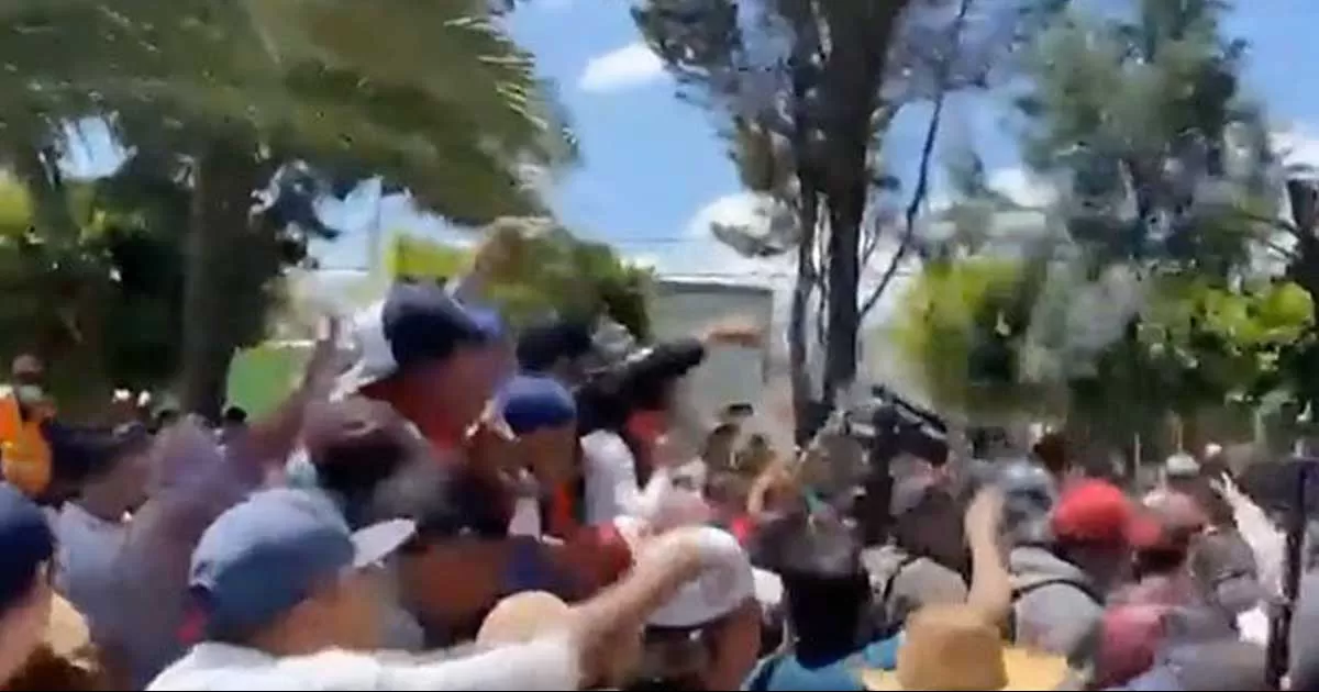 VIDEO: Agreden a alcaldesa de Texmelucan tras colapso de tanque de agua que dejó dos muertos