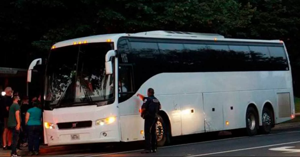 Greg Abbott enviÃ³ este sÃ¡bado un nuevo autobÃºs con unos 50 migrantes indocumentados a las puertas de la residencia de la vicepresidenta.