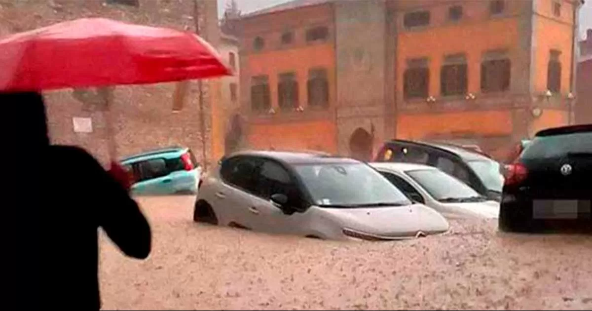 La tromba de agua, equivalente a seis meses de lluvias, causÃ³ inundaciones y rÃ­os de lodo.