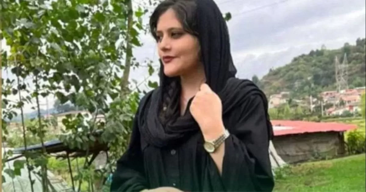 Muerte de joven detenida por llevar mal el velo sacude a Irán
