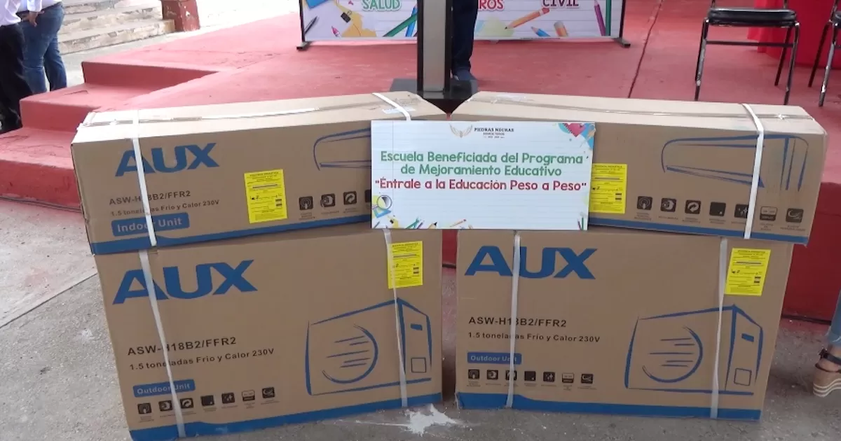 Alcaldesa entrega minisplits y atiende peticiones de la primaria â€œSalvador Ugarteâ€