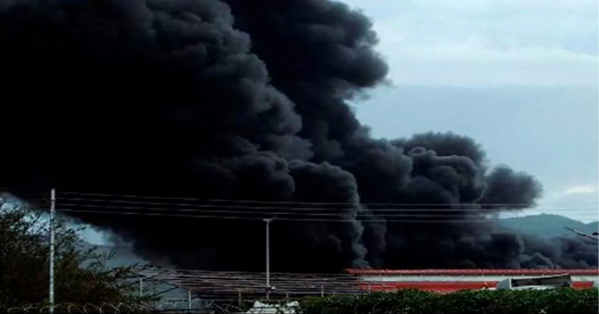 Rayo impacta refinería de Venezuela y provoca fuerte incendio