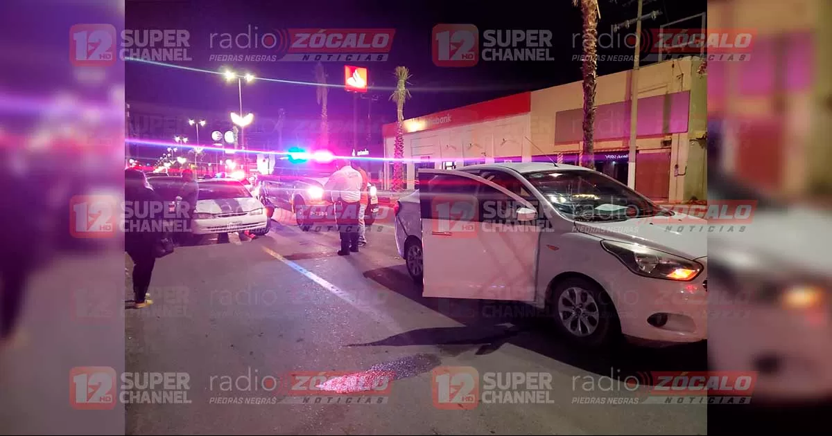 La chocan con semáforo en rojo