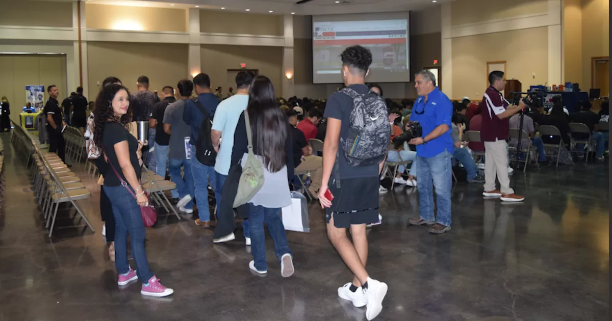 Realizan feria de empleo para estudiantes y público general en Eagle Pass