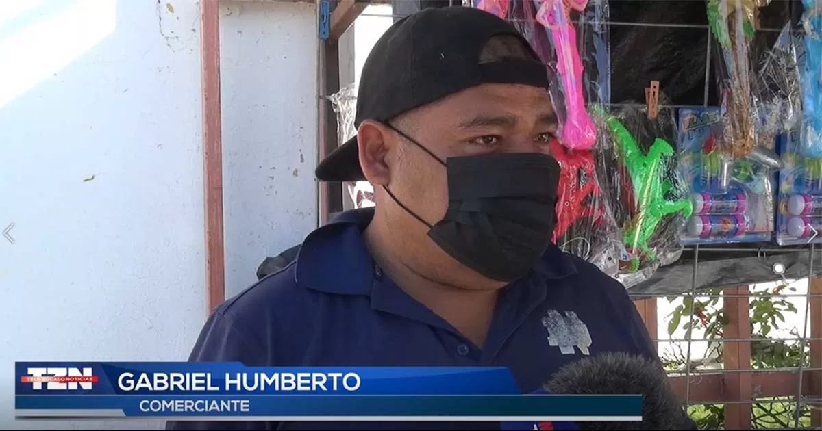 El comerciante Gabriel en compaÃ±Ã­a de su esposa confian en que la gente siga solicitando la mascarilla, porque no debemos confiarnos ante la baja positividad de casos de Covid-19.