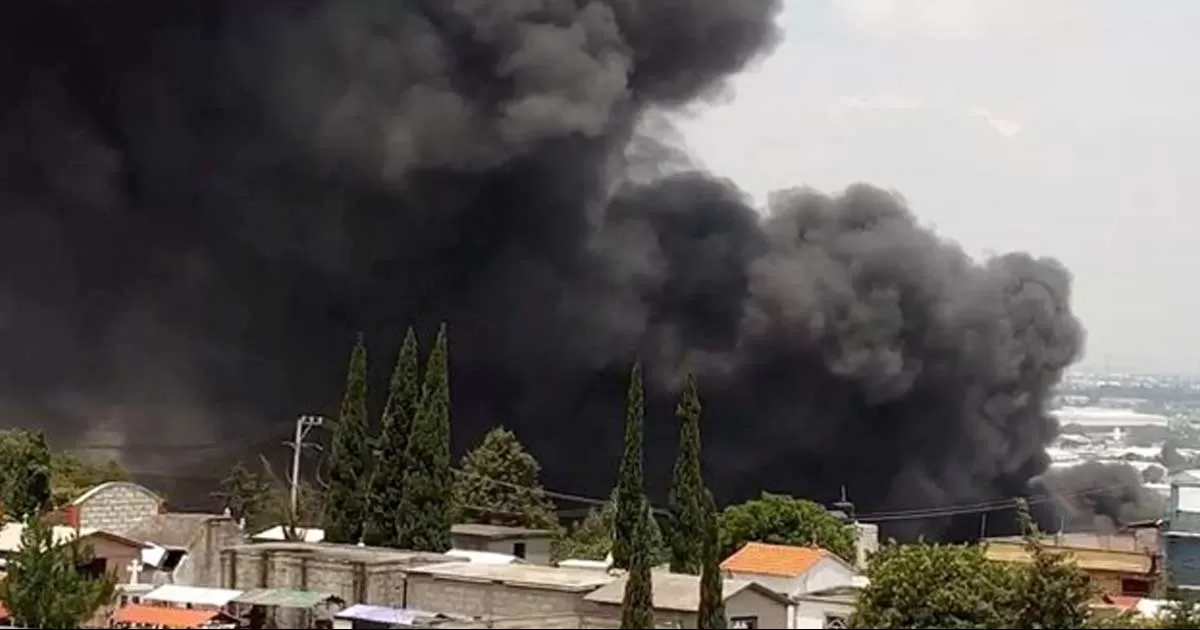 Un fuerte incendio se registra esta tarde en una fÃ¡brica en Tequixquiac; tuvieron que cerrar la circulaciÃ³n para sofocar el fuego.