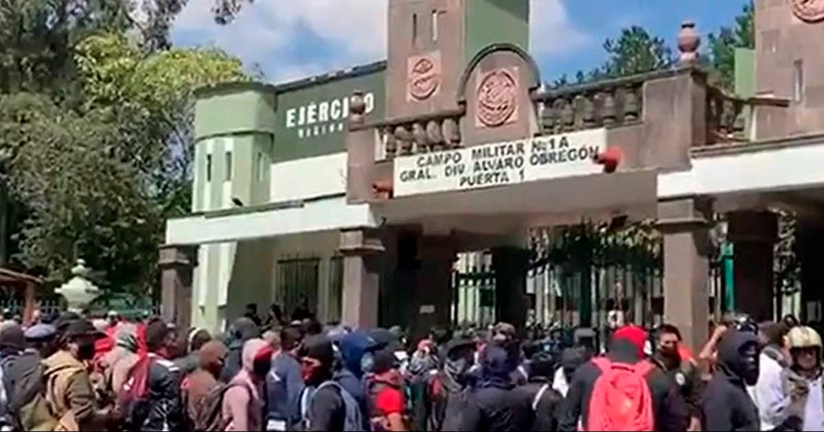 SEDENA usa camiones antidisturbios para contener manifestación por Ayotzinapa en Campo Militar