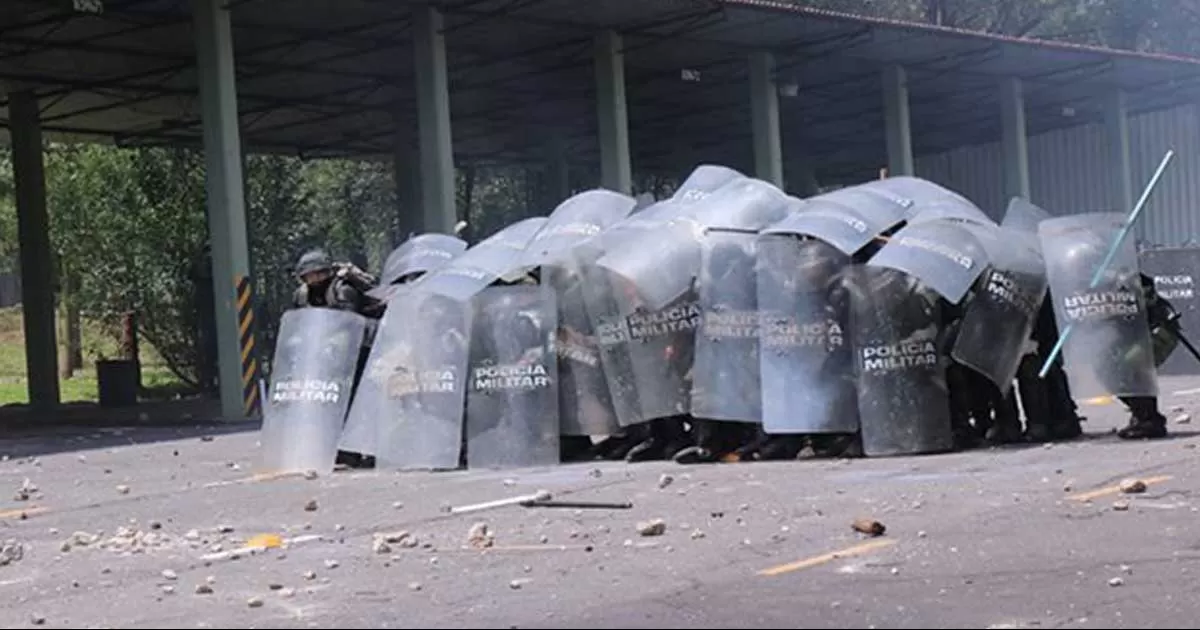 Terminan lesionados 39 elementos por protesta en Campo Militar