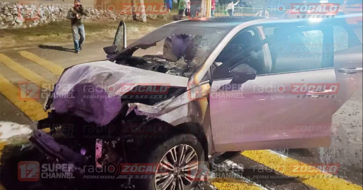 Provoca choque y se incendia su vehículo