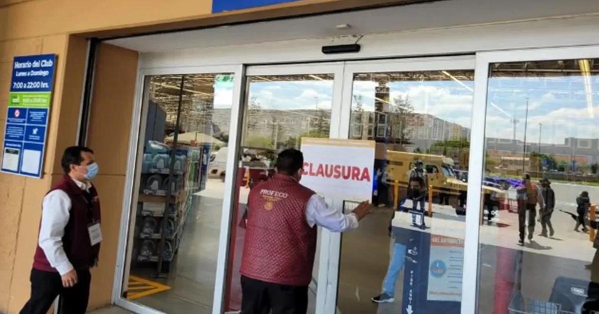 Profeco clausura centro comercial por revisar tickets de compra a clientes