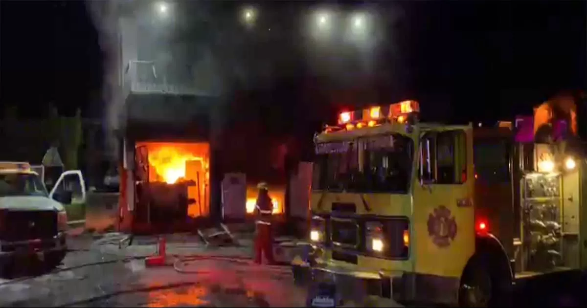 Expendio es consumido por voraz incendio en Arteaga