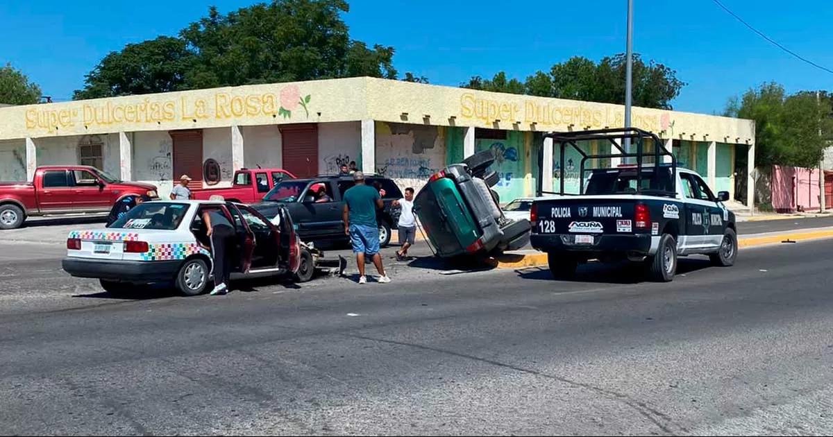 Choque volcadura deja una lesionada y cuantiosos daños materiales en Acuña