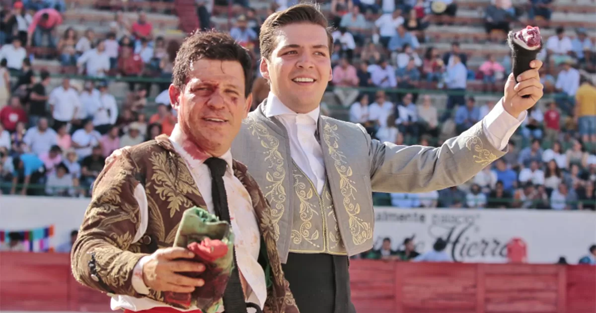 Oreja y vuelta al ruedo, respectivamente