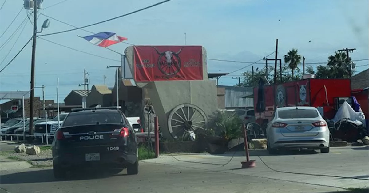 Migrantes roban comida de un negocio en Eagle Pass