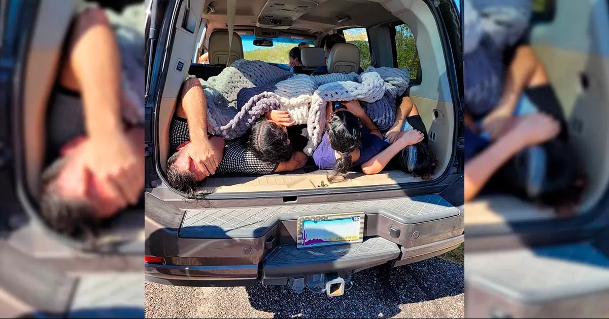 Echan migrantes en zona de carga y los ocultan con una manta