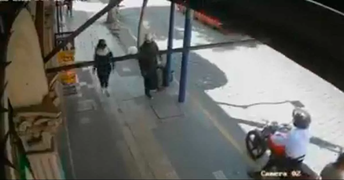 Ladrones motorizados atracaron a una mujer cuando esta salÃ­a de una sucursal bancaria.