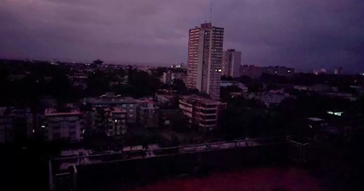 El paso del huracÃ¡n "Ian" provocÃ³ un apagÃ³n masivo en Cuba; el sistema elÃ©ctrico nacional sufriÃ³ una averÃ­a y se encuentra desconectado.