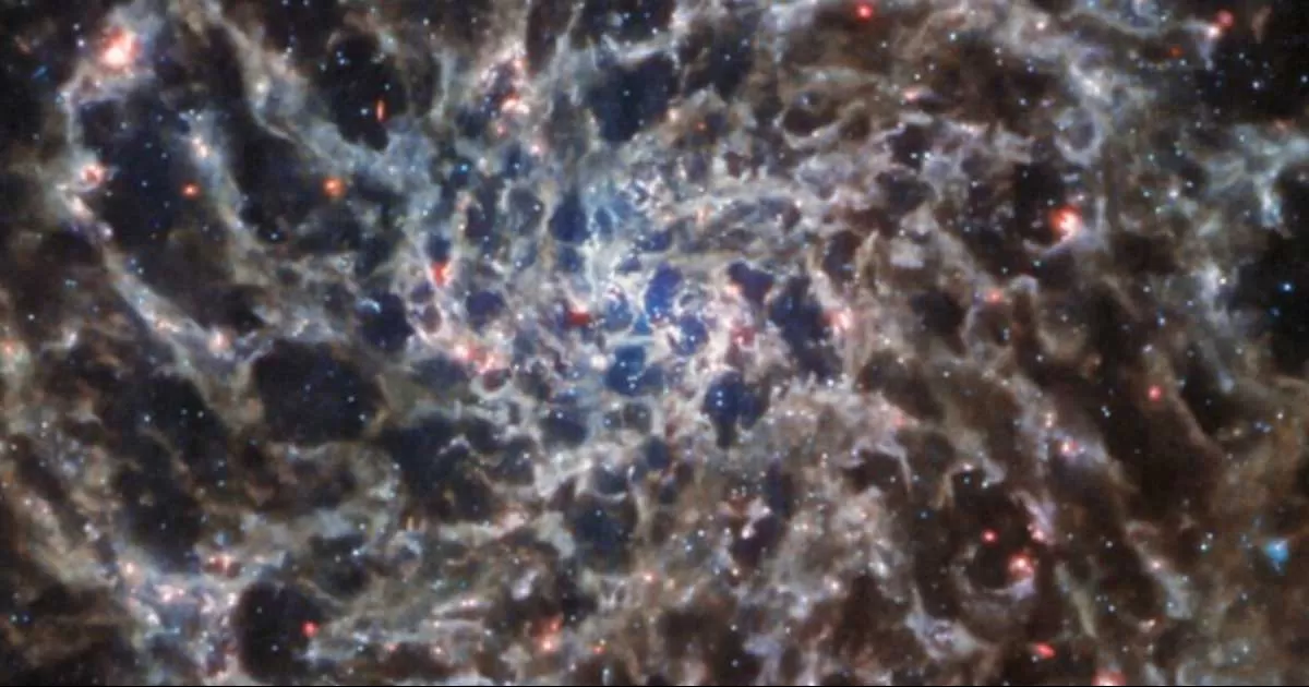 Telescopio James Webb capta "esqueleto" de galaxia en espiral