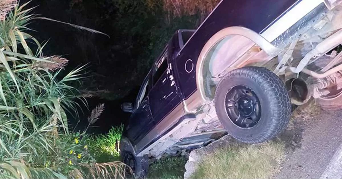 Cae camioneta en acequia en carretera 57 en Allende