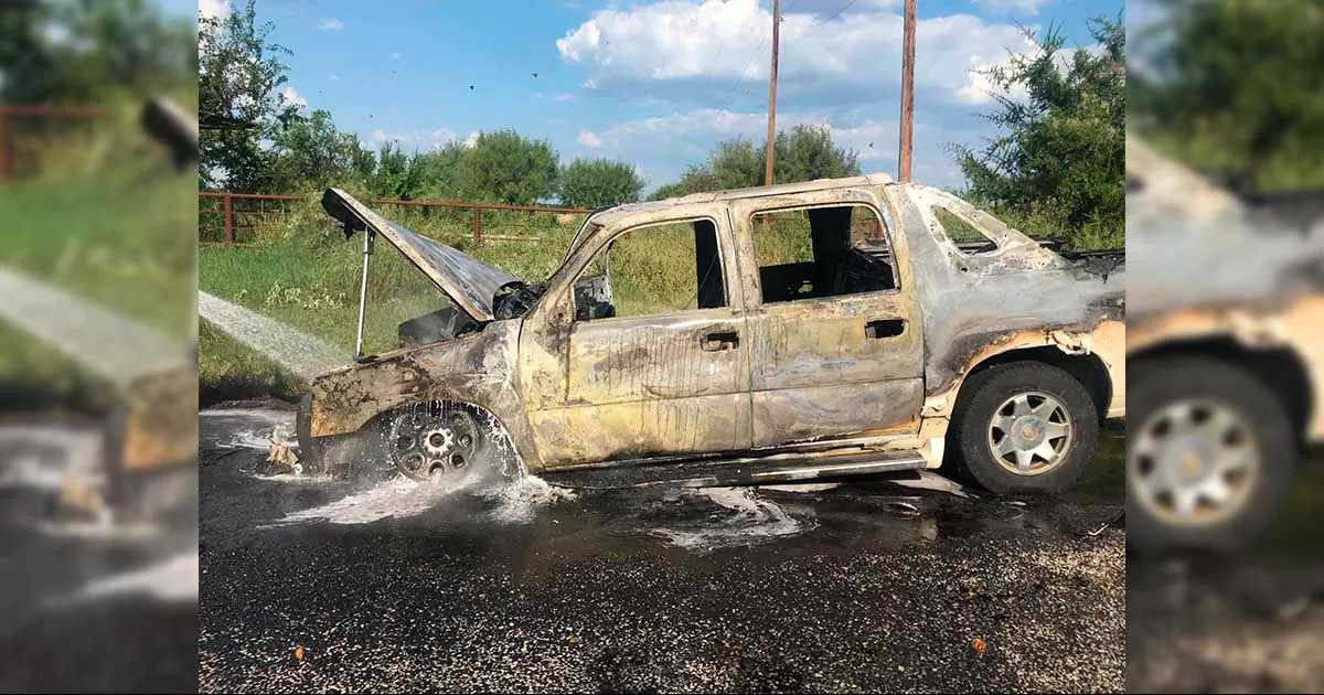Queda camioneta envuelta en llamas en Texas