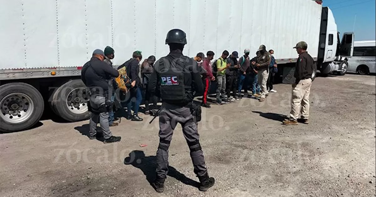 Rescata Policía Estatal a 65 migrantes que trailero llevaba ocultos en caja en Allende