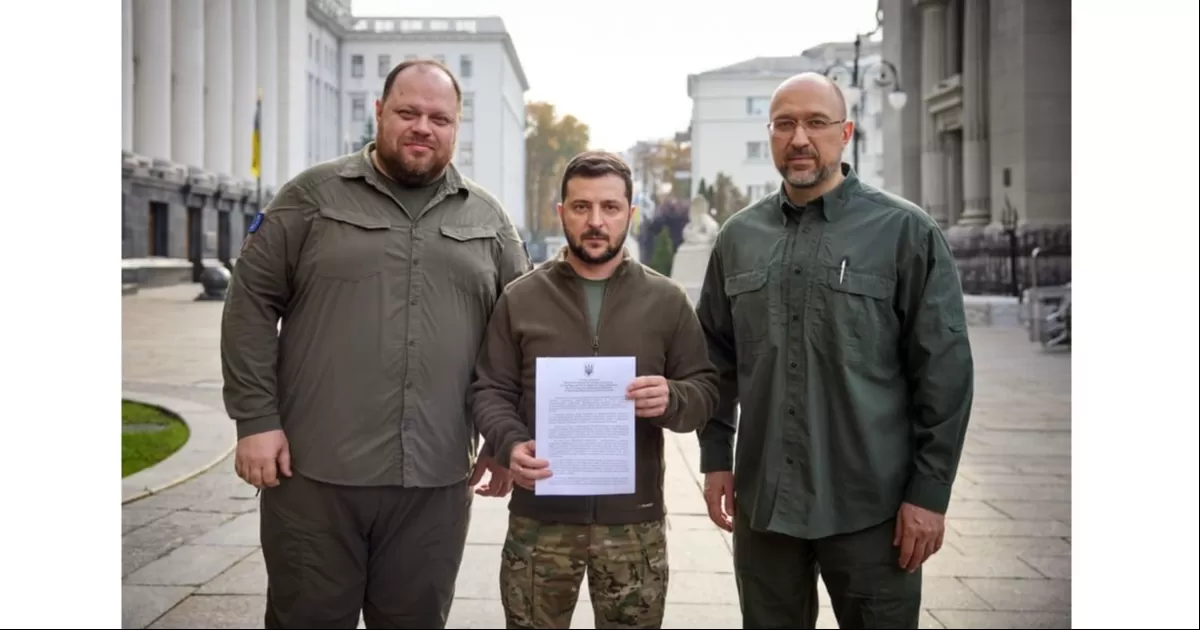 En una publicaciÃ³n en la red social Telegram, Zelensky dijo: "Ya hemos probado nuestra compatibilidad con los estÃ¡ndares de la Alianza. Estamos dando un paso decisivo al firmar la solicitud de Ucrania para la adhesiÃ³n acelerada a la OTAN".