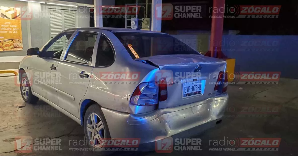 Camioneta se da a la fuga después de chocar auto en Román Cepeda