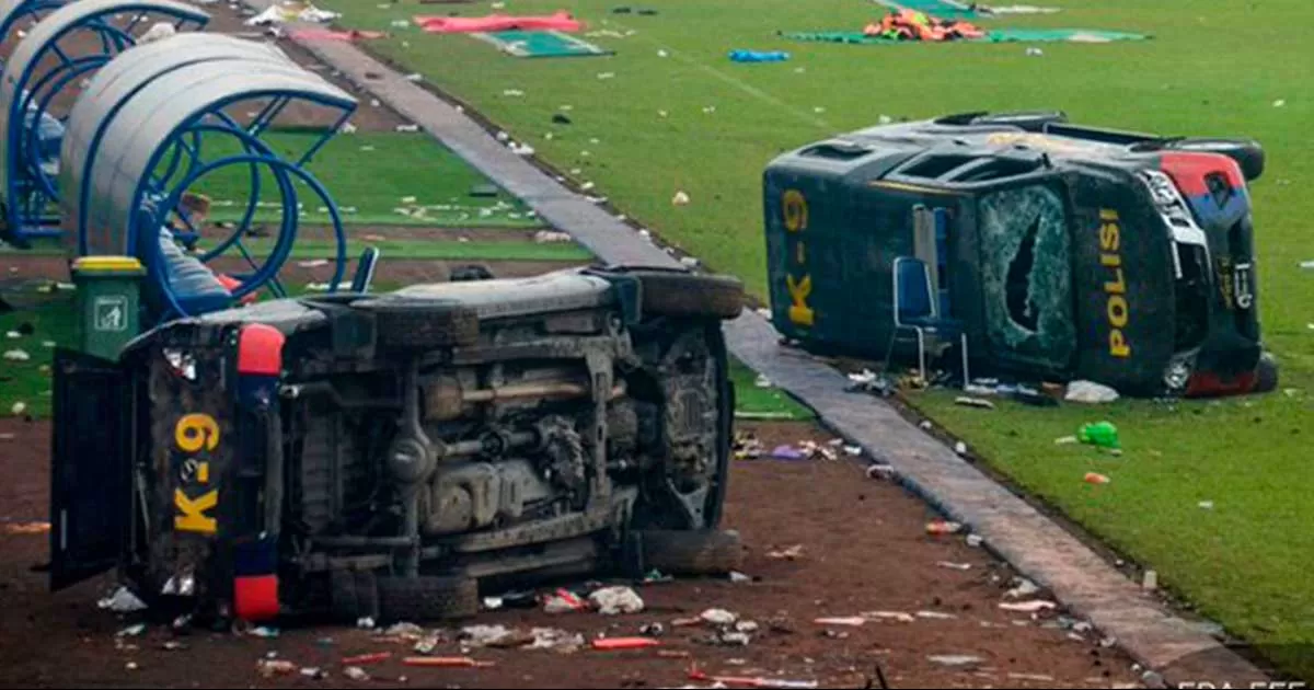 Autoridades de Indonesia rebajan a 125 los muertos en tragedia de partido de futbol