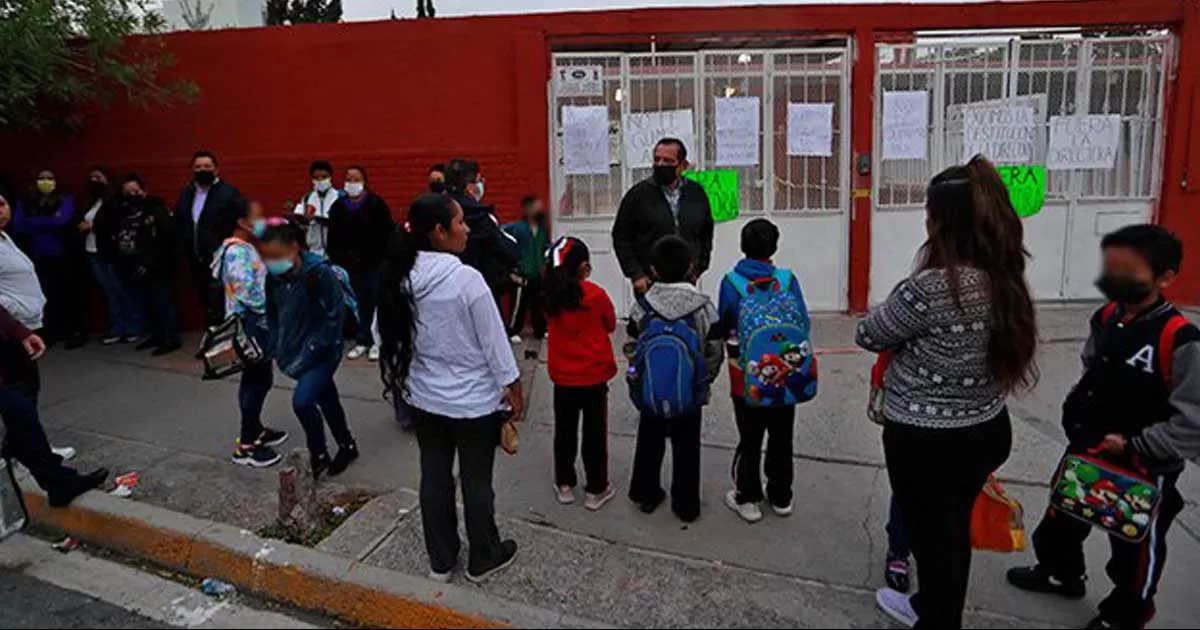 â€˜Â¡Que se vaya por dignidad!â€™: Exigen salida de directora de primaria tras denuncias contra maestro por abuso en Saltillo