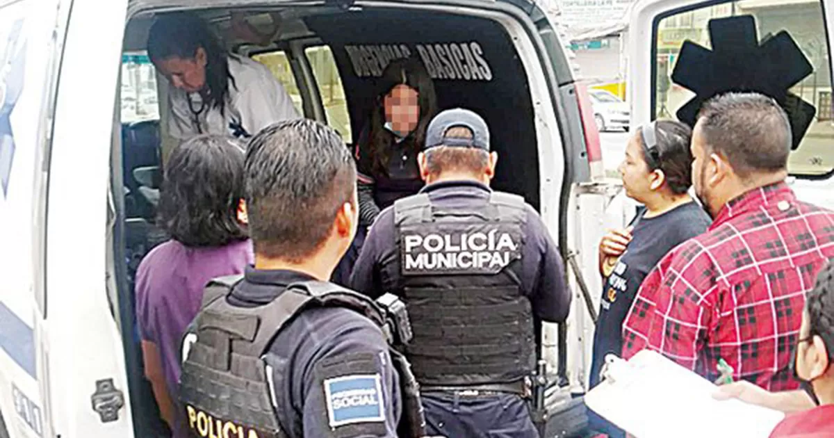 Una joven estudiante del CBTis 36 intentÃ³ arrojarse desde lo alto de un puente peatonal pero fue salvada por una mujer que se acercÃ³