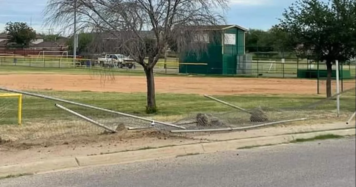 Conductor destroza cerca del parque Nick Carr en Eagle Pass