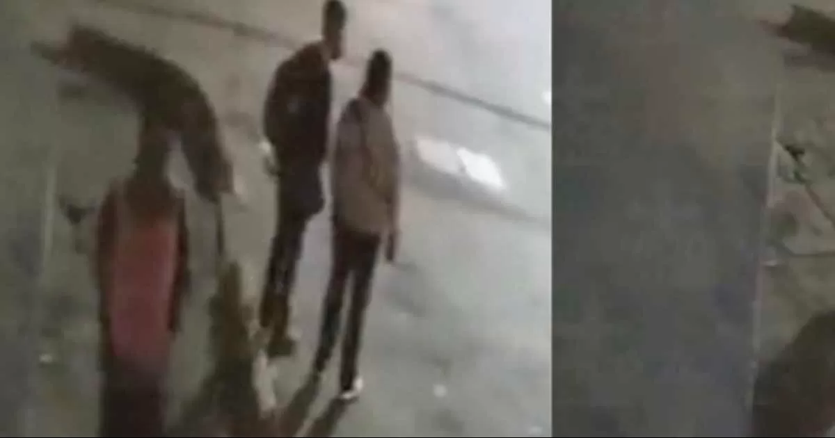 VIDEO: Captan brutal momento en que dos personas son arrolladas intentando cruzar la calle.