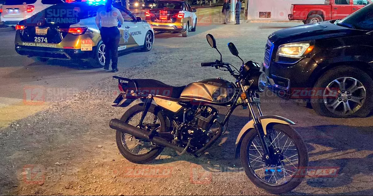 Parabrisas de camioneta queda destrozado al no poder esquivar a una mujer que viajaba a bordo de una motocicleta