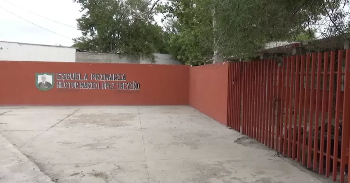 El supervisor de la zona escolar pidiÃ³ a los pocos padres de familia, vecinos dela escuela que si ven alguna persona en el interior los denuncie al 911.