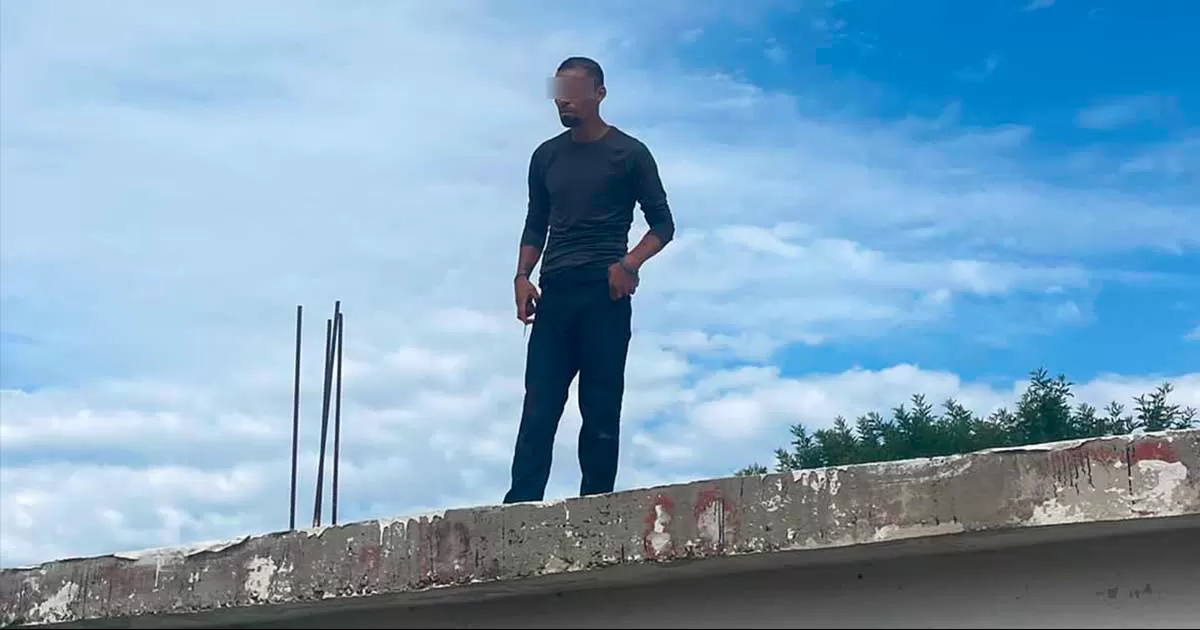 Buscando no ser detenido, el hombre atacÃ³ a los agentes y se cortÃ³ en el cuello con un cuchillo de una hoja de aproximadamente 25 centÃ­metros