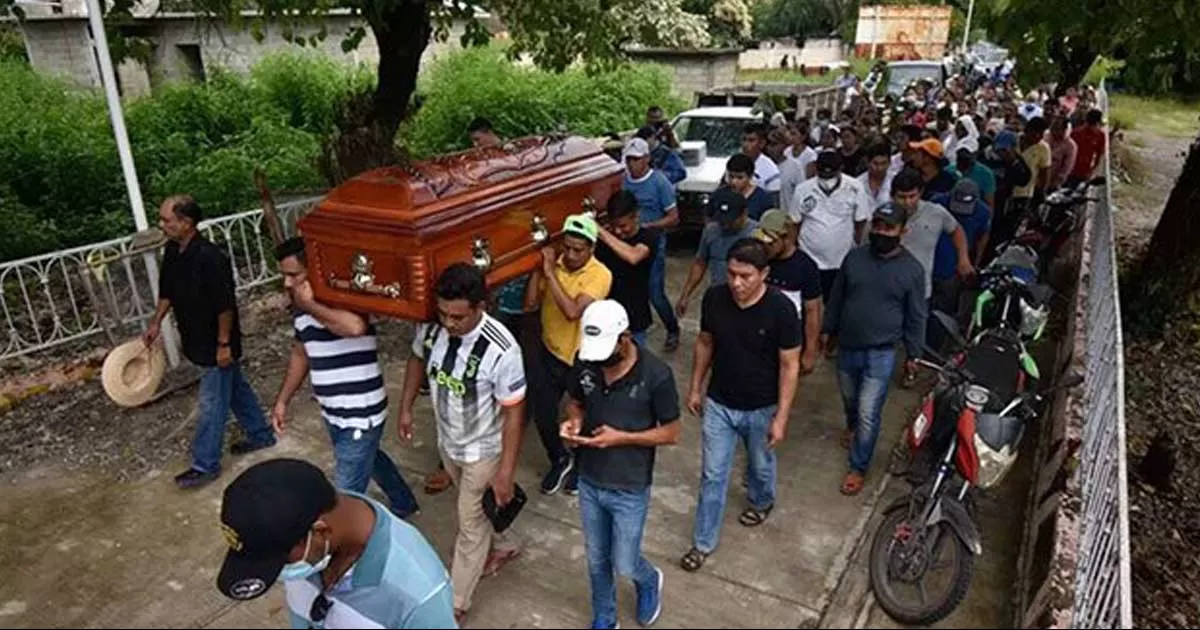Sepultan a Alcalde Conrado Mendoza y su padre en Totolapan, tras masacre