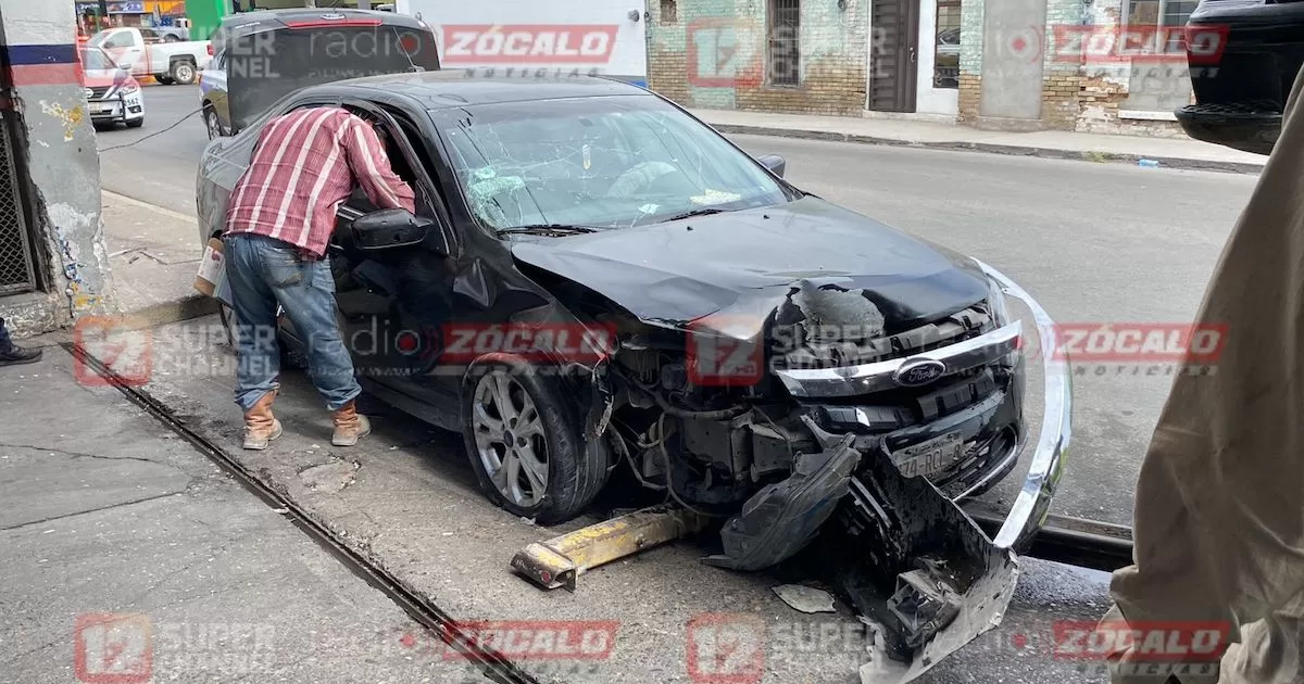 Dormita y se estrella contra poste y barda en cruce de Román Cepeda y Lázaro Cárdenas