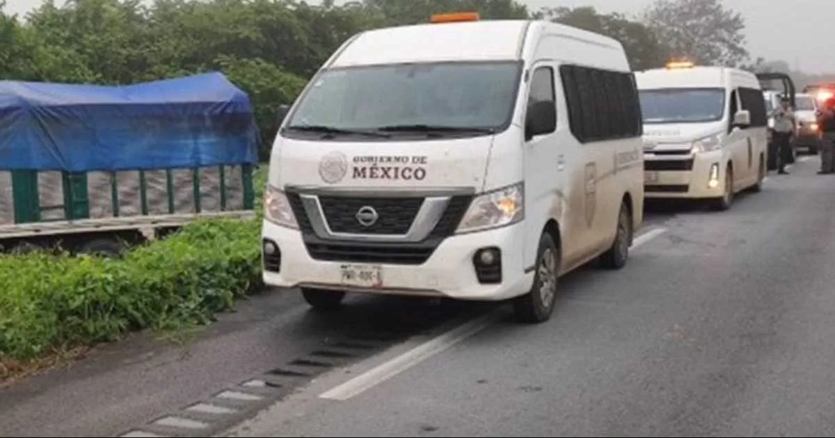 El conductor decidiÃ³ arrojarse de la unidad en movimiento que terminÃ³ fuera de la carpeta asfÃ¡ltica, dejando heridos al menos a 40 extranjeros.