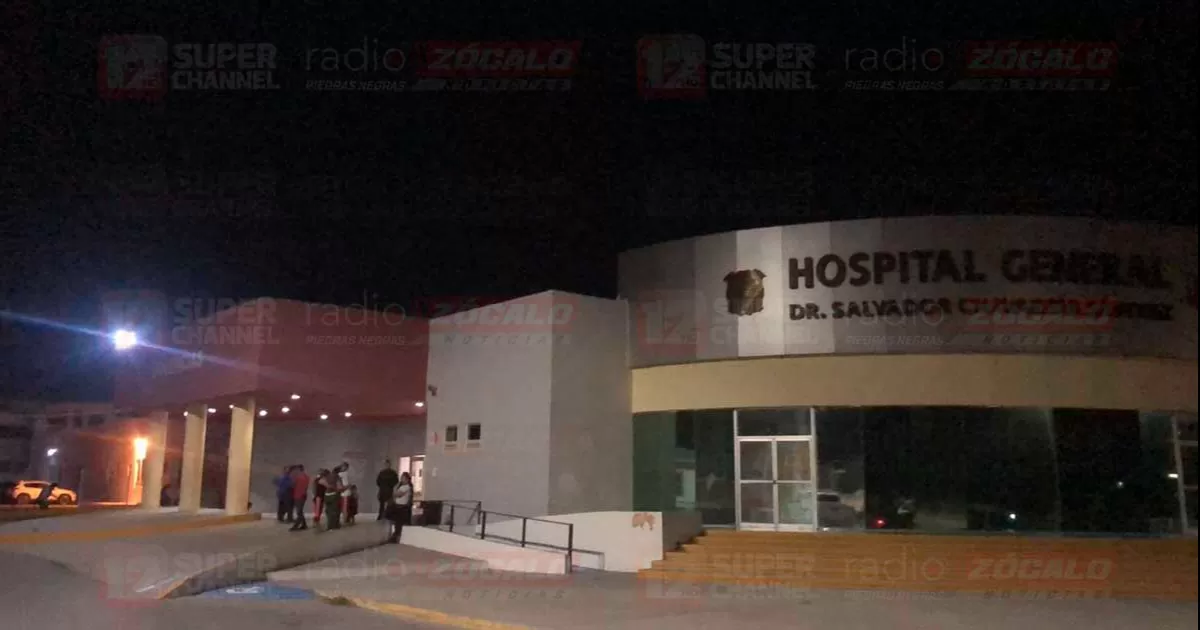 Delicados de salud dos adolescentes tras chocar en moto contra poste