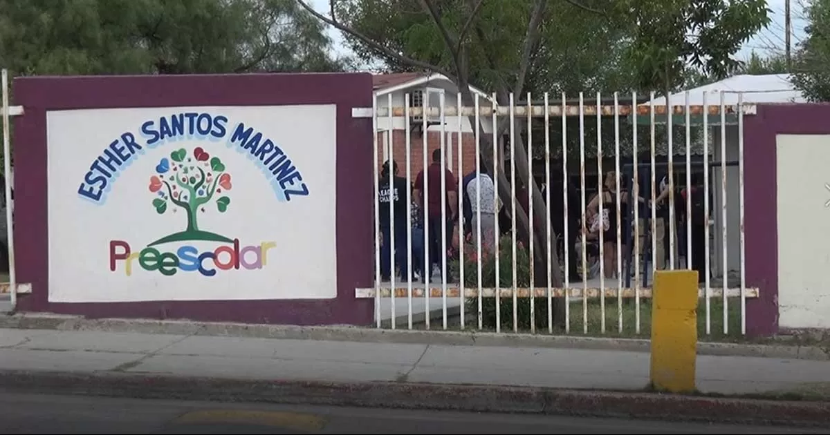 Conformes padres de familia de jardÃ­n de niÃ±os Esther Santos con acuerdos tomados en caso de jovencita fotografiada por papÃ¡ del plantel.