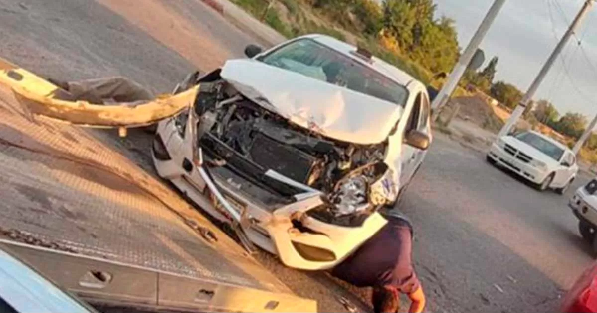 Choca taxista al no respetar alto en av. Miguel Garza
