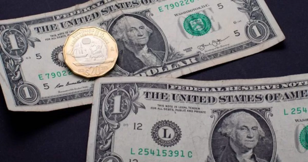 Peso retrocede pero perfila ganancia semanal