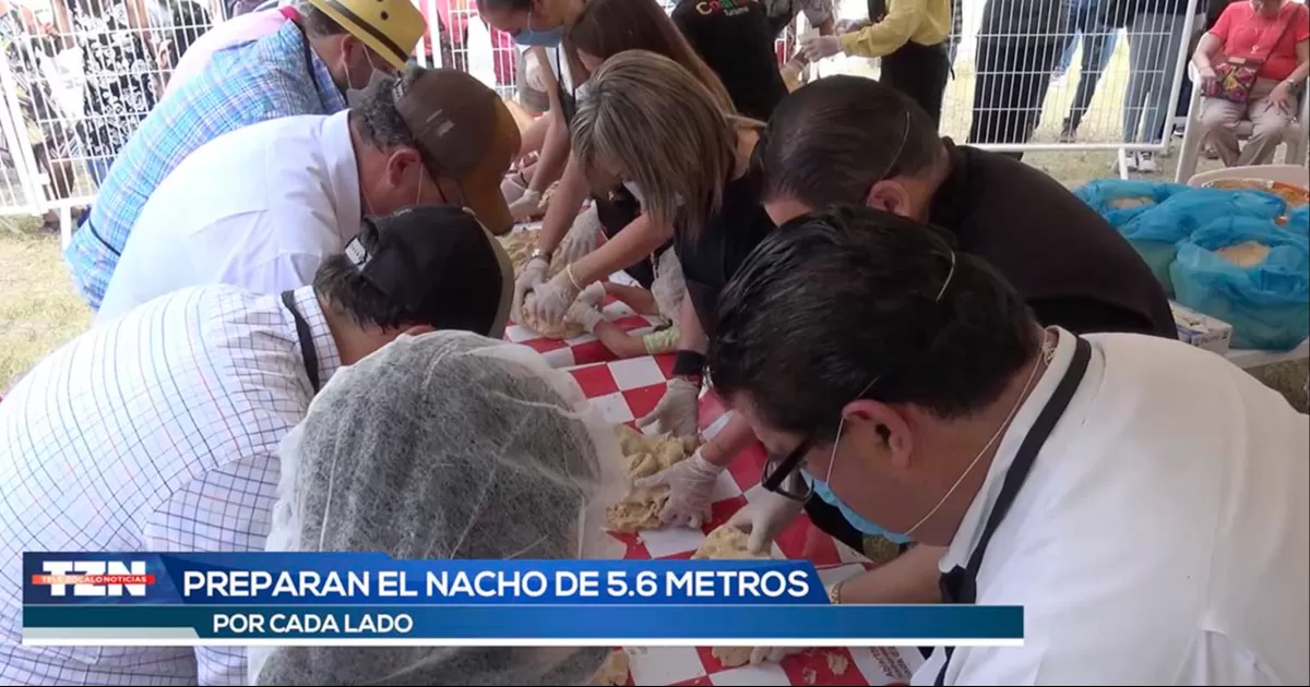 Para elaborar el Nacho MÃ¡s Grande del Mundo se utilizaron 80 kilos de masa, 50 de queso y alrededor de seis u ocho latas grandes de chile jalapeÃ±o.